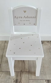Stoeltje met naam en Hartjes beige