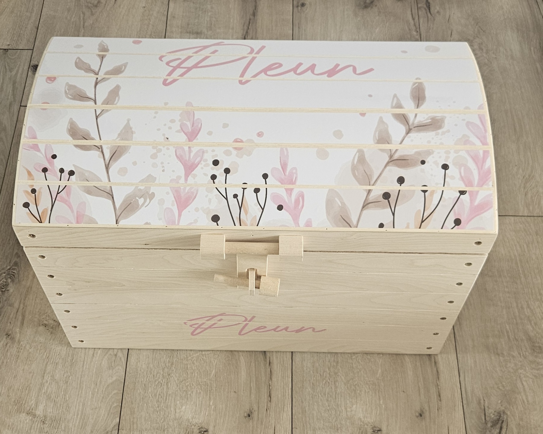 Naturel houten speelgoedkist met naam 'Wildflowers'