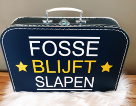 donker blauw koffertje met naam van tv programma 'Chantal blijft slapen'