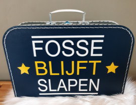 donker blauw koffertje met naam van tv programma 'Chantal blijft slapen'