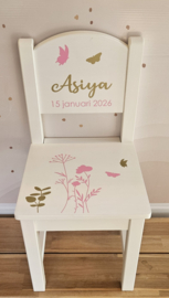 Stoeltje met naam en Veldbloemen