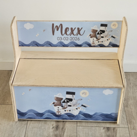 Houten zitbankje met rugleuning en Geboortekaartje