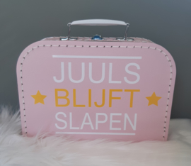 licht roze koffertje met naam van tv programma 'Chantal blijft slapen'