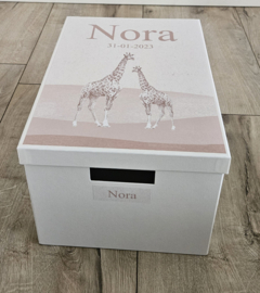 Bewaardoos met naam Giraffe Sepia