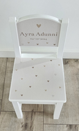 Stoeltje met naam en Hartjes beige
