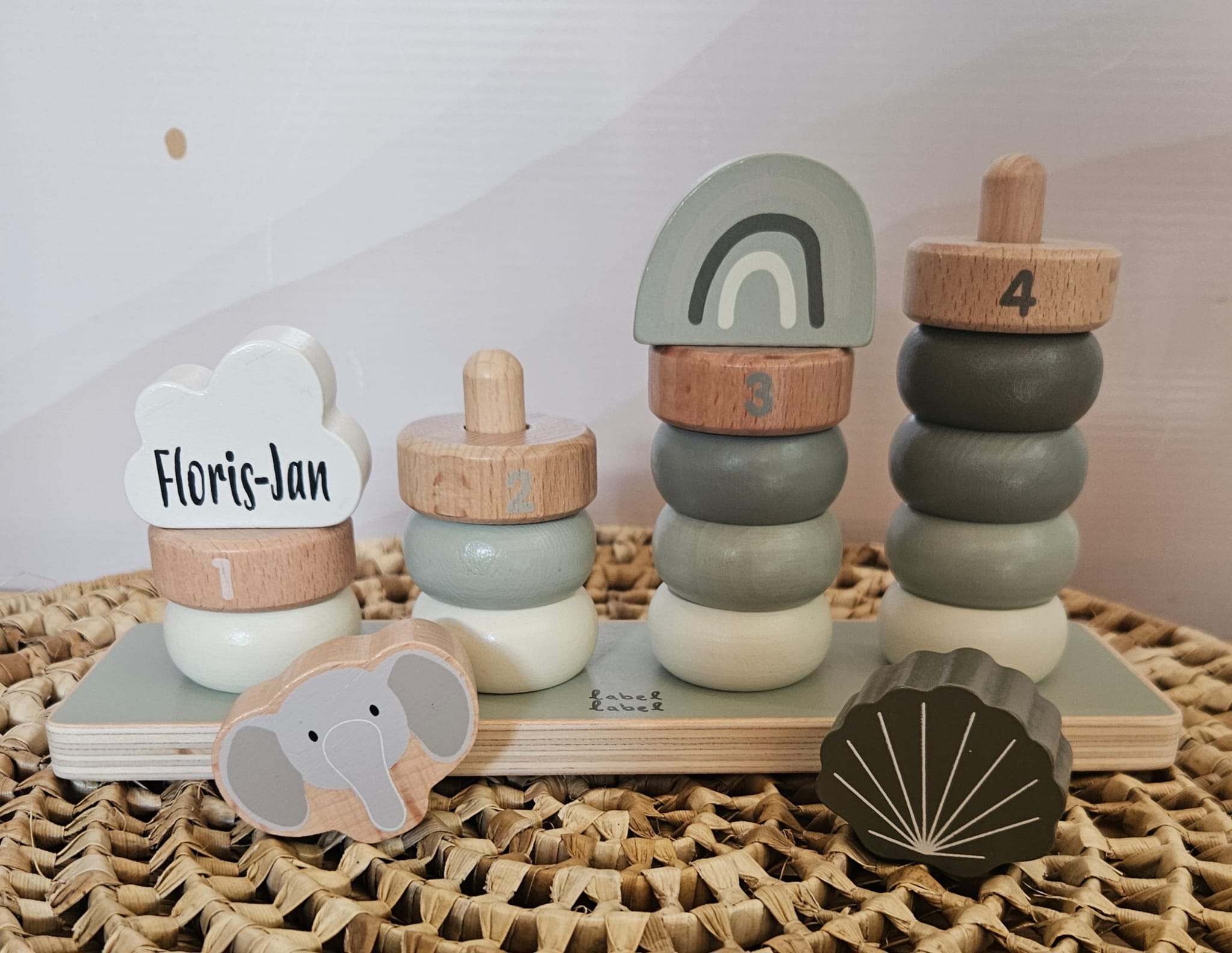"Label Label'' houten nummer stapelaar olijf (met naam)