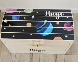 Naturel houten speelgoedkist met naam 'Planeten'