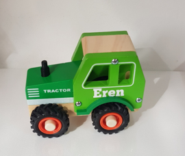 Houten tractor met rubberen wielen (met naam)