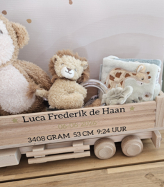 Grote houten vrachtwagen gevuld kraamcadeau SAFARI  (met naam en gegevens)
