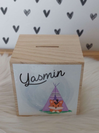 houten spaarpot met naam (en datum) en vosje in tipi