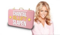 donker blauw koffertje met naam van tv programma 'Chantal blijft slapen'