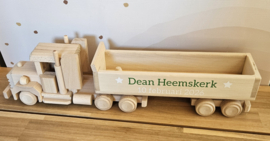 Amerikaanse vrachtwagen lang met oplegger  (met naam en gegevens)