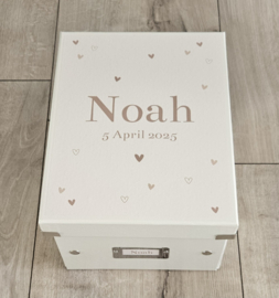 Bewaardoos met naam Hartjes beige