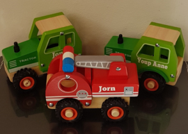 Houten tractor met rubberen wielen (met naam)