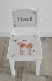 Stoeltje met naam en Koe