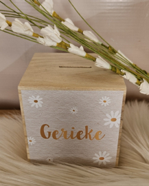 houten spaarpot met naam  en madeliefjes