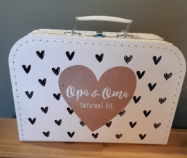 Koffertje met naam hartjes ''opa & oma'' survival kit div. kleuren