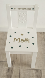 Stoeltje met naam en dots en hartje jongen