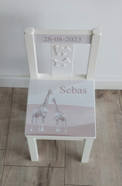 Stoeltje met naam en Giraffe sepia