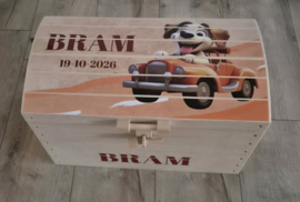 Houten speelgoedkist met naam Hondje in auto
