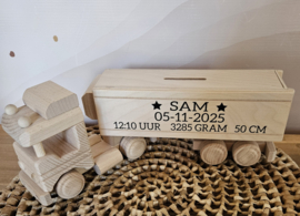 Houten vrachtwagen met oplegger SPAARPOT (met naam en gegevens)