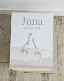 Houten herinneringskist met naam Giraffe Sepia