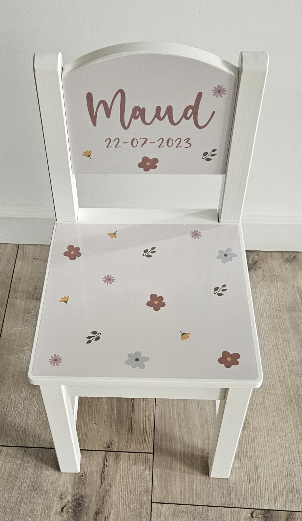 Stoeltje met naam en Bloemetjes