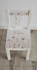 Stoeltje met naam Wildflowers beige