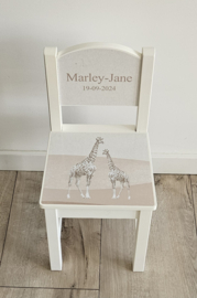 Stoeltje met naam en Giraffe sepia
