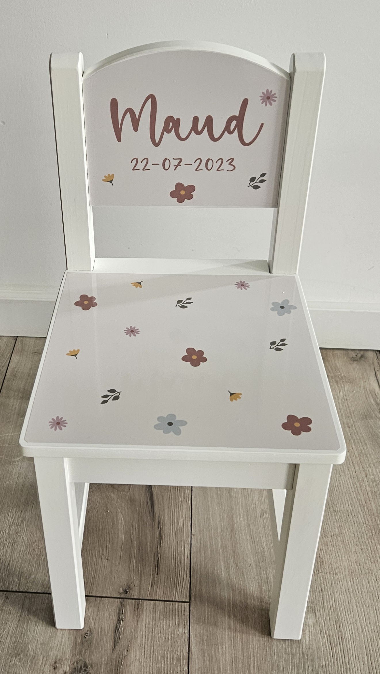 Stoeltje met naam en Bloemetjes