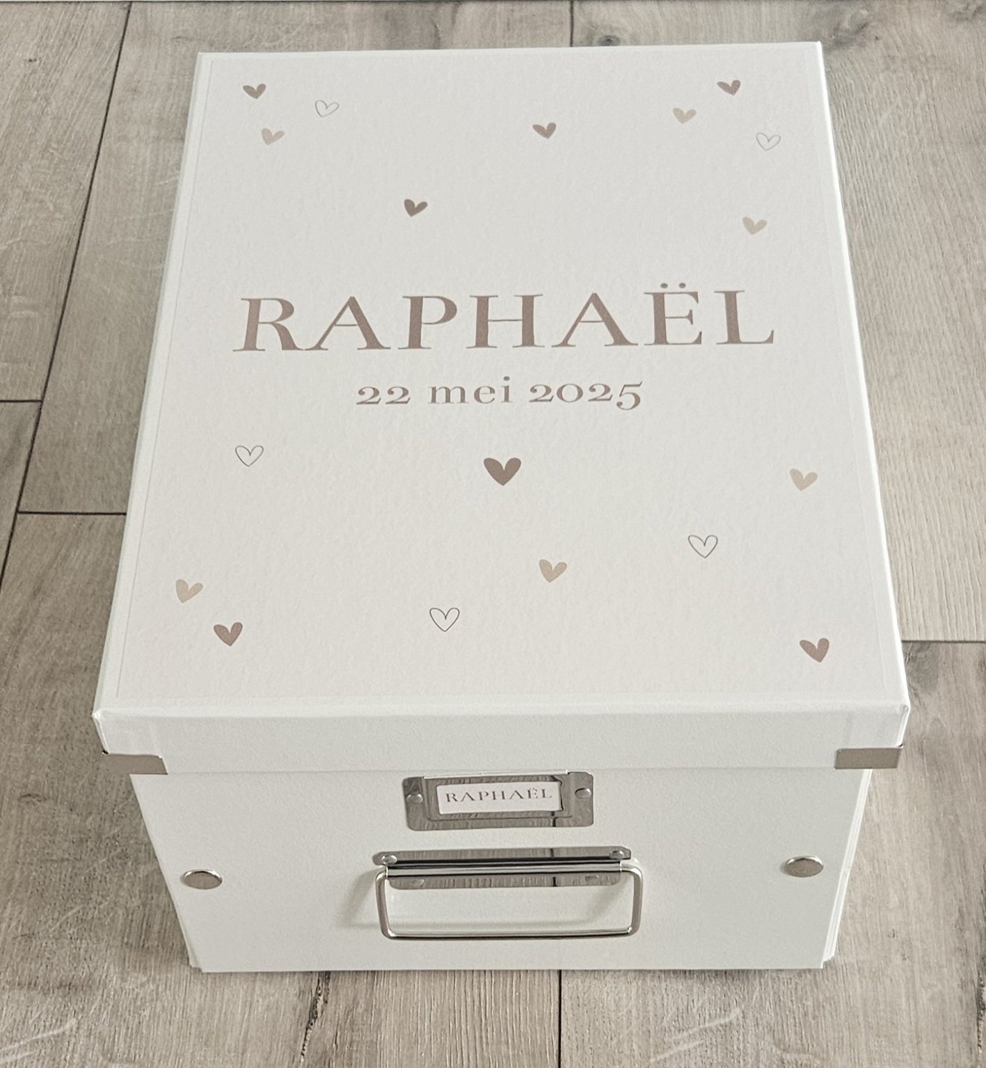 Bewaardoos met naam Hartjes beige