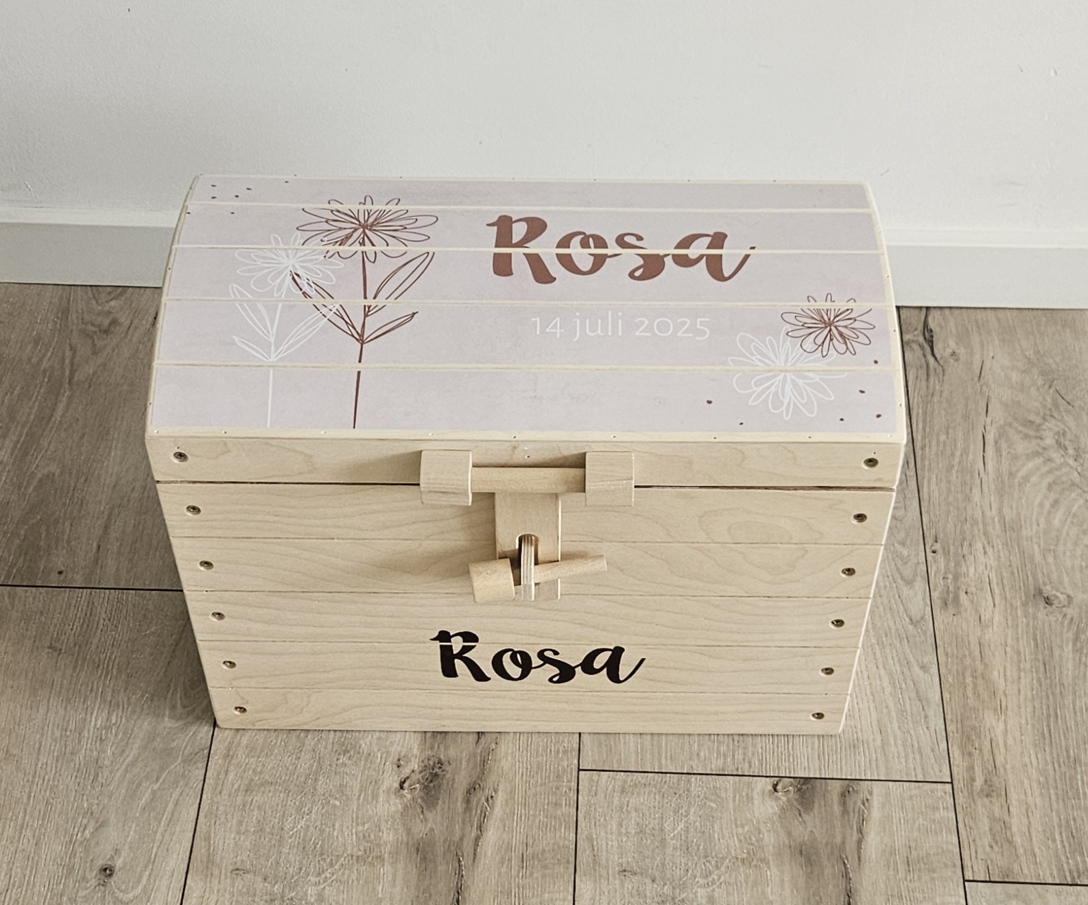 Naturel houten speelgoedkist met naam 'Pinkstone met bloem'
