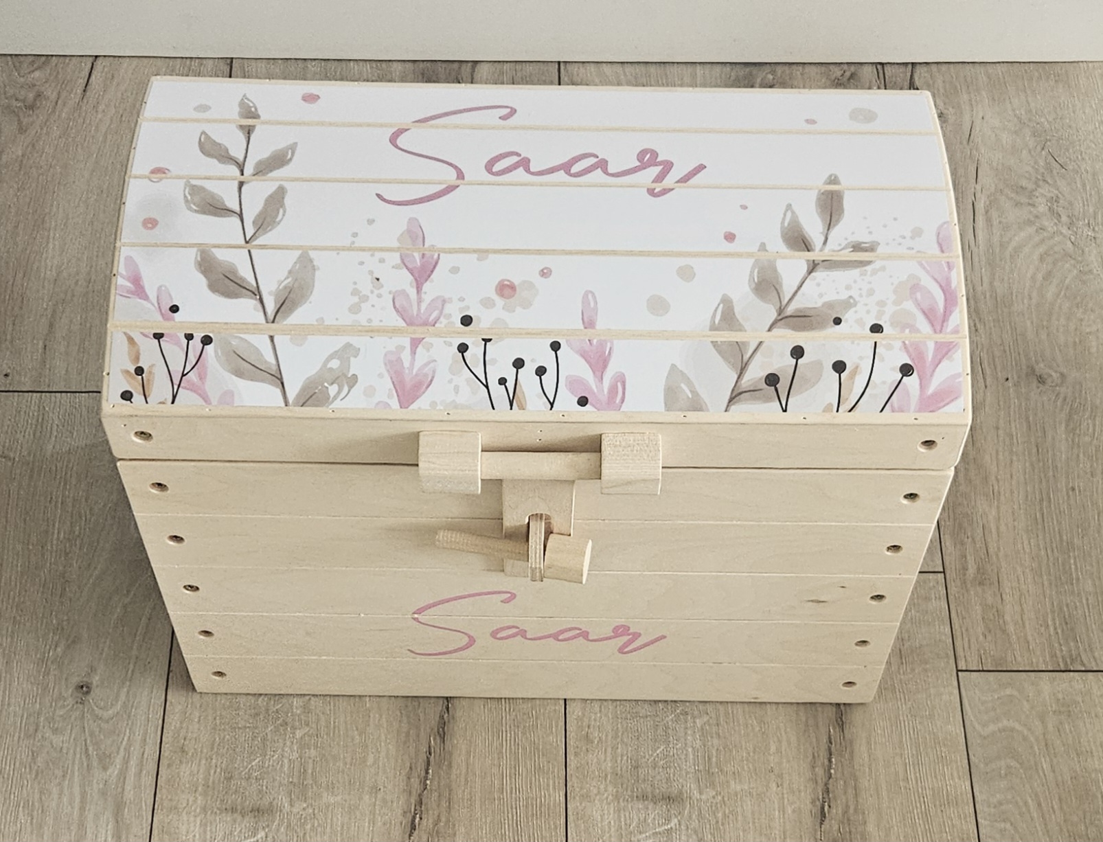 Naturel houten speelgoedkist met naam 'Wildflowers'