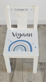 Stoeltje met naam en Regenboog