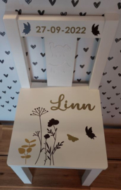Stoeltje met naam en Veldbloemen