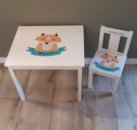 1 of 2 stoelen en tafeltje met naam en vosje jongen
