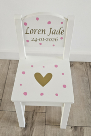 Stoeltje met naam en dots en groot hart