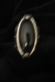 Ring met zwarte ovale steen