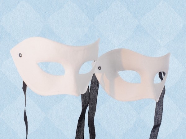 Wit papier-maché masker van een half gezicht | hier vindt u blanco maskers zelf te versieren | theworldofartandcraft