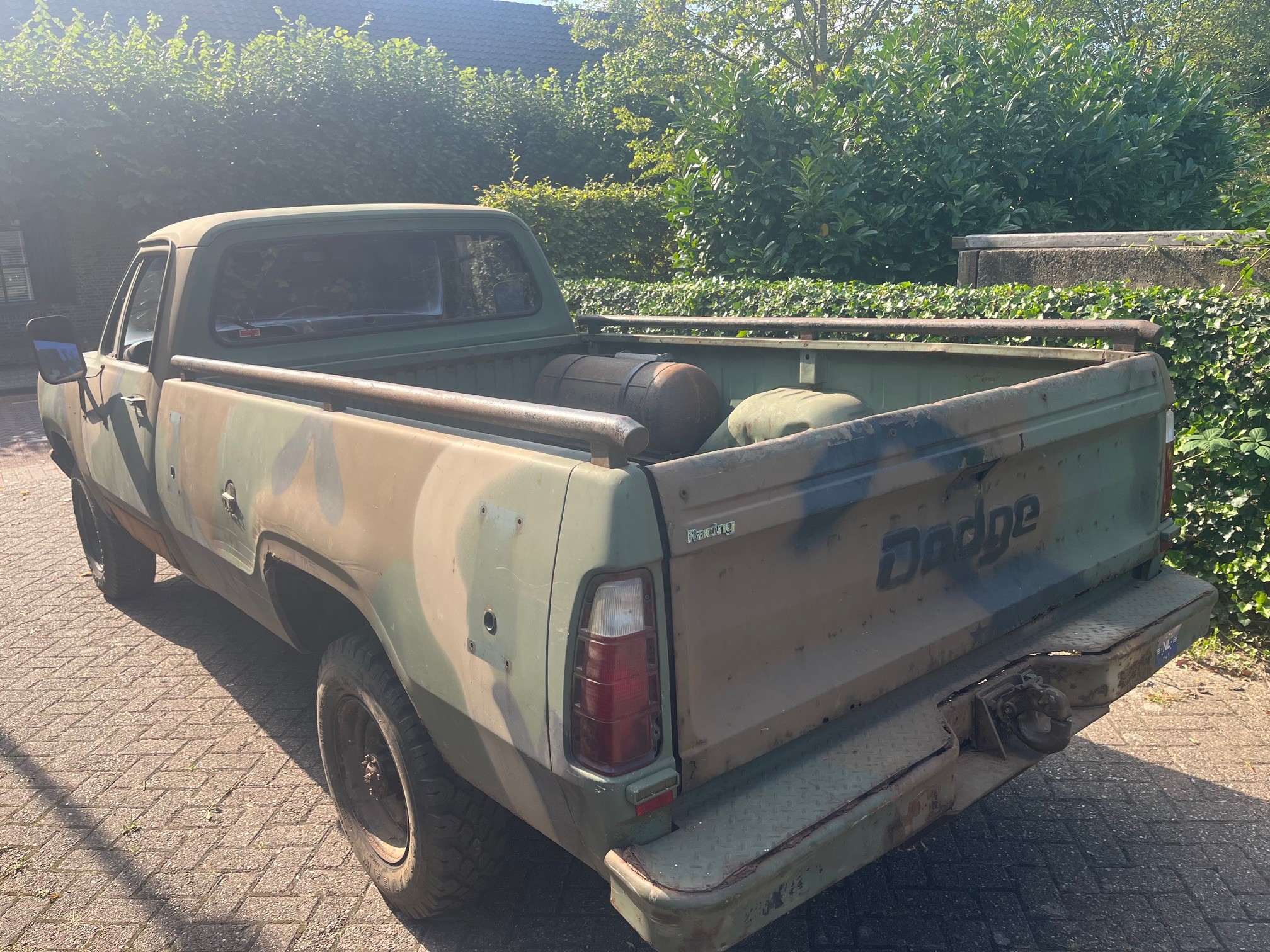 Dodge W200.