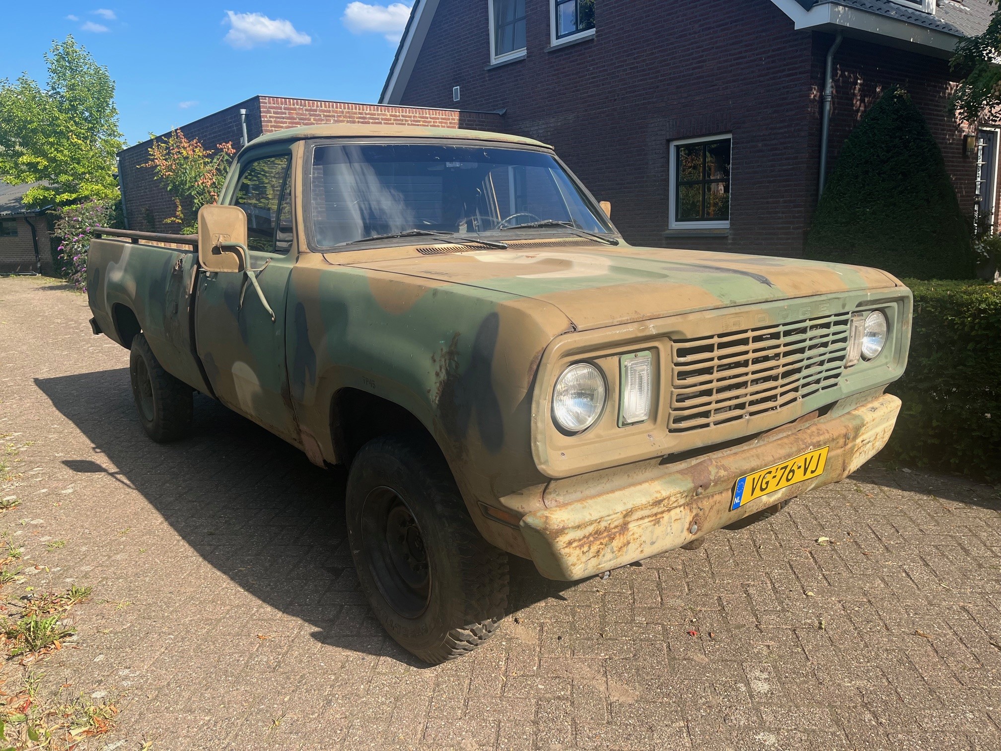 Dodge W200.