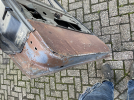 Deur rechts gelast (G).