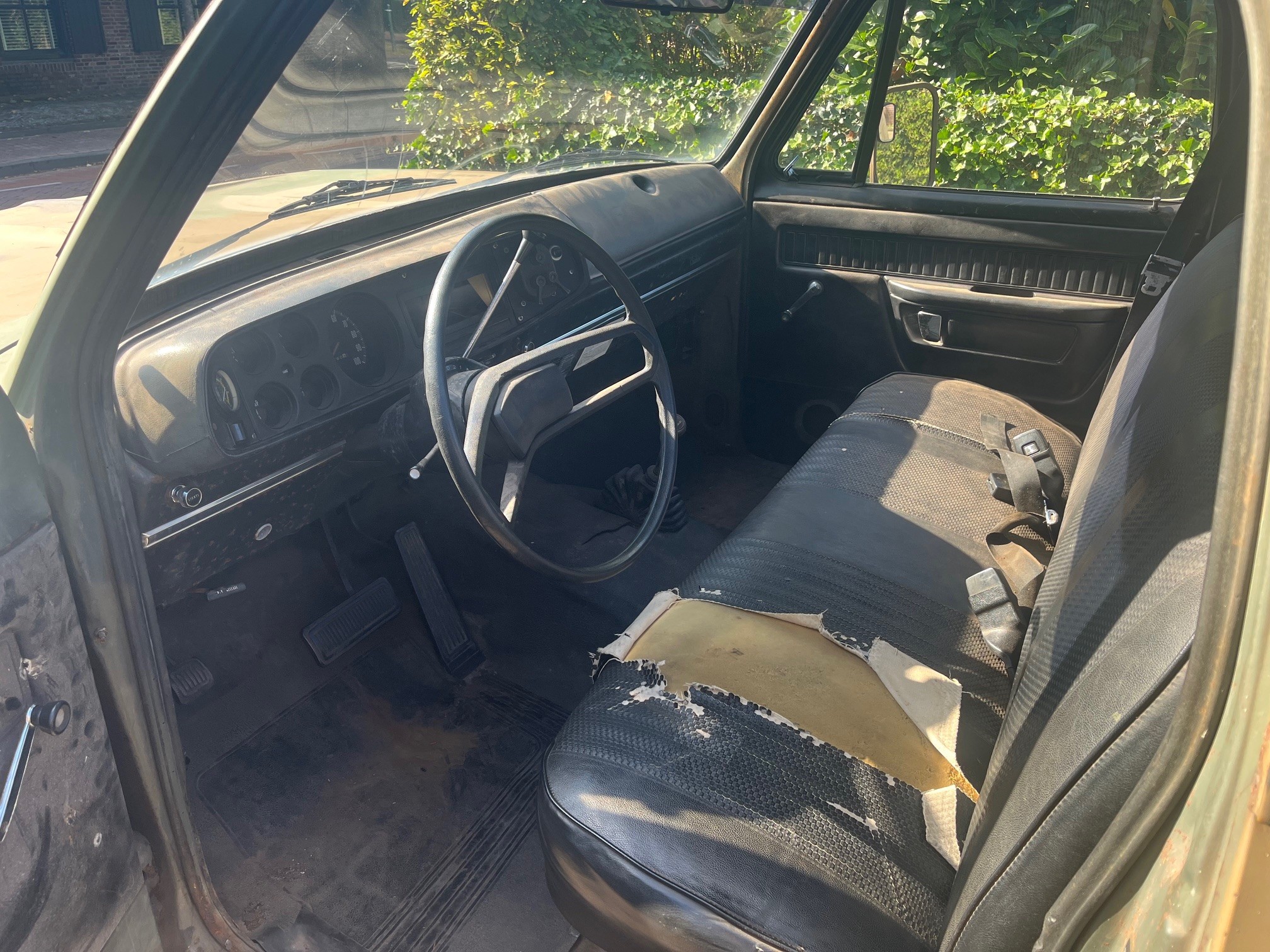 Dodge W200.