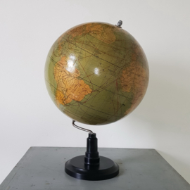 Vroege grote globe op bakelieten voet