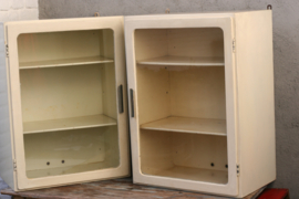 Piet Zwart hangende vitrinekastjes