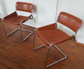 2 zwevende buisframestoelen met lederen bekleding