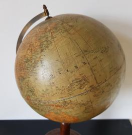 Antieke Globe op houten voet, 1921.