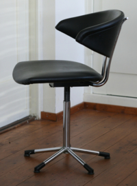 De Wit model nr 7211, Mickey Chair.  Draaibare variant.