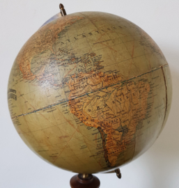 Antieke Globe op houten voet, 1921.