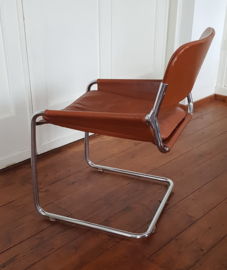 2 zwevende buisframestoelen met lederen bekleding